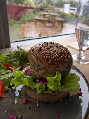 Vegan portobello burger at Farmer's Bistro in Fludir