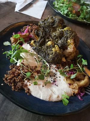 Coliflor canelo con puré de tofu at Violeta in Santiago