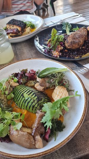 Setas luma. Exquisita combinación de champiñones asados, palta asada, algas marinas, papas y verdeo en leche de tigre de zapallo at Violeta in Santiago