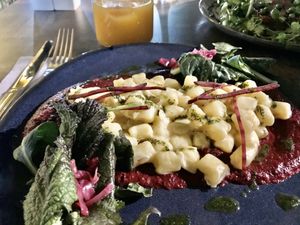 Ñoquis con puré de betarraga exquisito  at Violeta in Santiago