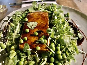 Tofu con menta y arvejas muy rico.  at Violeta in Santiago