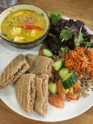 Curry con tofu y ensalada  at Nourish in Inverness
