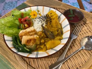 Vegan stew with local organic rice
( not in regular menu ) at Wu Lou Pie Pie 巫露派派 in Chishang