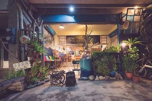 store front in the night at Wu Lou Pie Pie 巫露派派 in Chishang