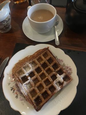 Vegan waffle with tea and plant-based milk at La Clé du Bonheur in Carentan Les Marais