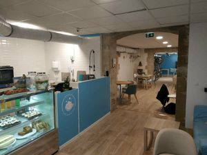 Il y avait beaucoup de place, c'est rare dans les cafés vegan at Wash'Up Café Laverie Cosy in Paris