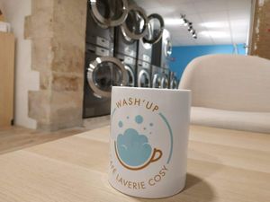 Et une laverie au fond en plus pour ceux qui ont du linges sales; at Wash'Up Café Laverie Cosy in Paris