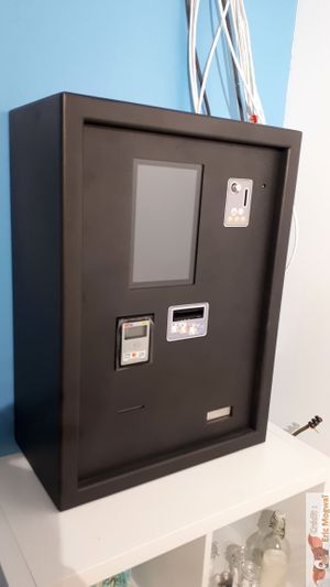 Money changer at Wash'Up Café Laverie Cosy in Paris