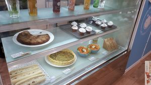 Cakes at Wash'Up Café Laverie Cosy in Paris