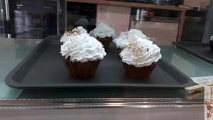 Cup cakes at Wash'Up Café Laverie Cosy in Paris