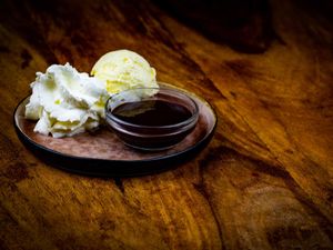 Dame blanche | Vegan vanilla ice cream with chocolate sauce at Gossimijne in Oss