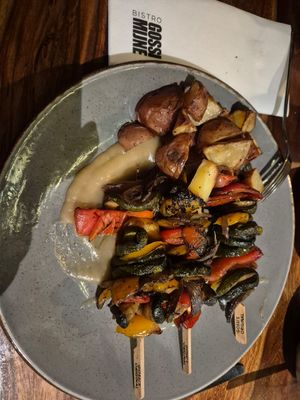 Gegrilde groentespiesjes op uienmoes met aardappelen at Gossimijne in Venray
