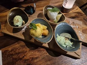 Proeverijtje met vegan sorbetijs (2 smaken) op zure meloenstukjes en pistache mousse (lekker romig van smaak) at Gossimijne in Venray