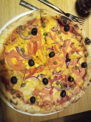 Pizza warzywna z serem wegańskim at Bistorante 654 in Szklarska Poreba