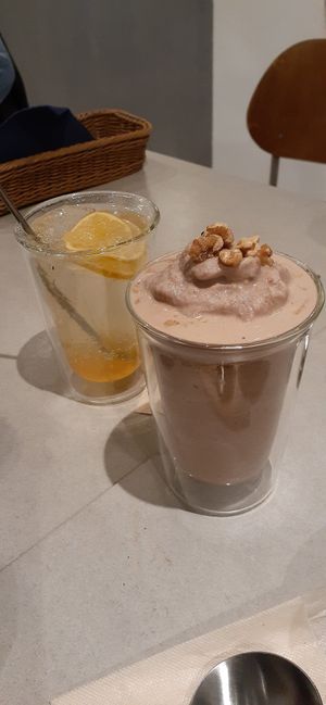 Vegan homemade lemonade and vegan cocoa shake at Mumokuteki in Osaka