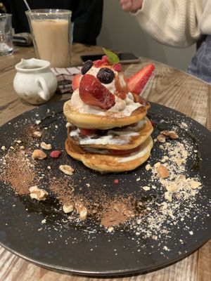 Berry pancakes at Mumokuteki in Osaka