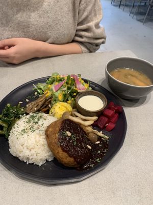 Hamburger lunch set at Mumokuteki in Osaka