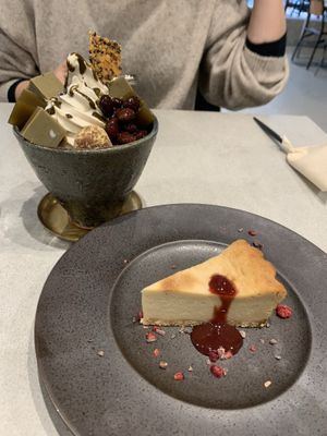 Japanese hojicha parfait and berry cheesecake at Mumokuteki in Osaka