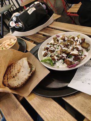 Sandwich de falafels à gauche, falafels à la crème de sésame à droite at Maha in Brussels