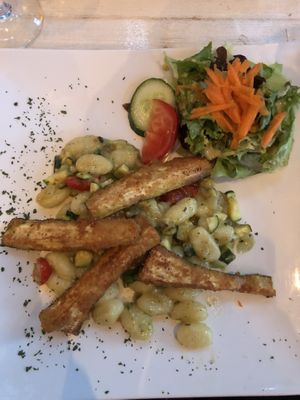 Gnocchi mit Kirschtomaten, Basilikumsauce, gebackene Zucchini Sticks und Minzjoghurt für 13,90€ at proSecCo in Oldenburg