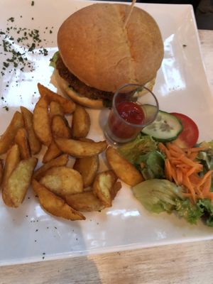 Burger with potato wedges, the patty was really good! My family who isn‘t vegan really liked it too :-) at proSecCo in Oldenburg