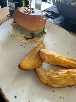 Vegan burger (with exactly 3 potato wedges) at La Divina Comedia in Valencia
