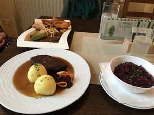 Martinigansl and zwiebelrostbraten at Bierosophie in Vienna