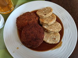 Jackfruit-Laibchen (auf Wunsch mit Semmelknödel anstatt Kartoffelsalat) at Bierosophie in Vienna