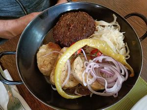 Veganer Schweinsbraten (aus Jackfruit) mit Semmknödel und Krautsalat at Bierosophie in Vienna