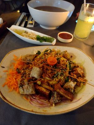 Muy buen plato de tofu, bien condimentado! at Le Bistrot Viet in Santiago