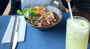 No recuerdo el nombre del plato, pero eran fideos de arroz, verduras y tofu at Le Bistrot Viet in Santiago