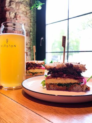Марокканский сэндвич и пиво  at Mission in Moscow
