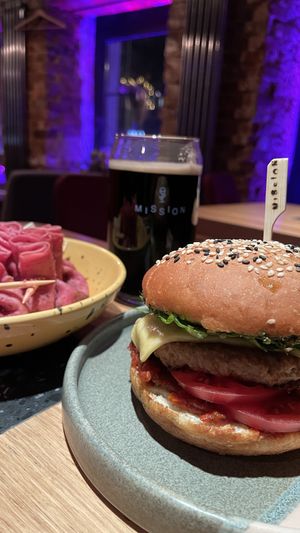 Итальянский бургер - вяленые томаты и песто в самое сердце! 🤍  at Mission in Moscow