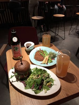 Бургер с чечевичной котлетой и стейк из сейтана at Mission in Moscow