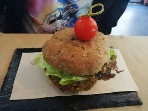 Hamburgesa de lentejas at Lúcuma VZLA in Barcelona