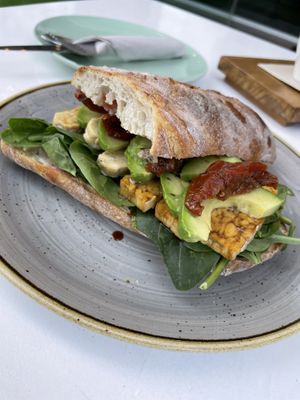 Coca de tempeh y aguacate at Me Time in Blanes
