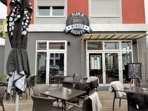 outside seating at Plan B Burgers in Deggendorf