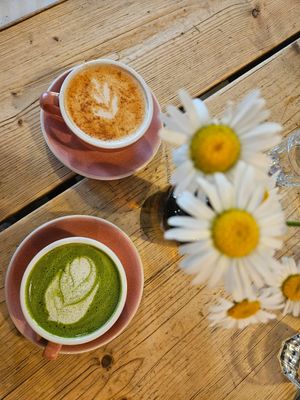 Chai latte et matcha latte lait d’avoine at Maelstrøm in Quebec