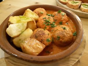 Starter to share: vegan meatballs at Birosta in Zaragoza