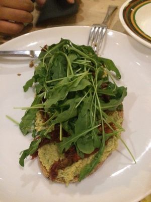 Tostada tomate seca y rúcula at Birosta in Zaragoza