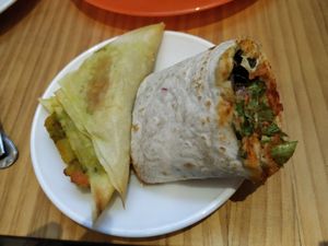 Samosas y fajita de hummus at Birosta in Zaragoza