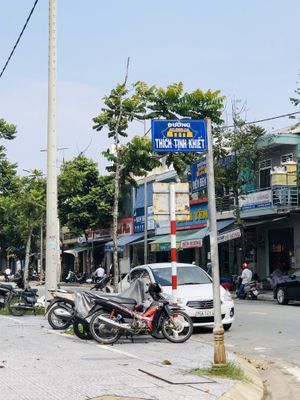 Corner road with Dien Bien Phu at Banh Mi Cart in Hue