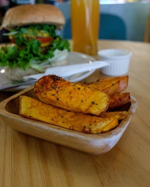 The sweet potato fries is just ok. Could be crispier with more flavors at Miss Green - Shilin in Taipei