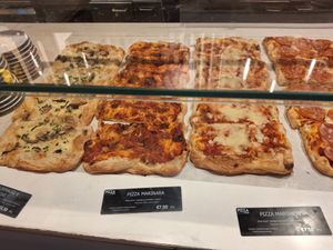 Has a vegan marinara pizza without cheesd at MXP - Briciole Bar - T1 in Orio Al Serio