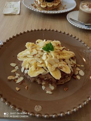 Panqueca de espelta com manteiga de amendoim e banana at Raiz in Aveiro