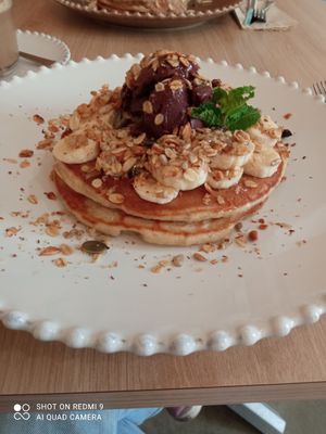 Panqueca de espelta com gelado de açaí e banana at Raiz in Aveiro