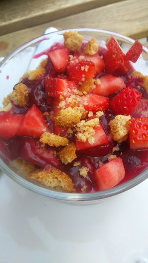 Sobremesa de morangos, bolacha e creme at Raiz in Aveiro