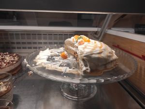 Vegan cake at Raiz in Aveiro