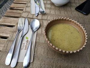 Sopa de curgette, grão e hortelã at Raiz in Aveiro