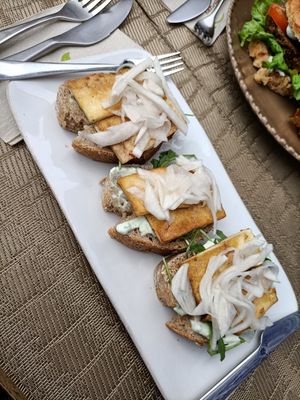 Tostas de tofu at Raiz in Aveiro